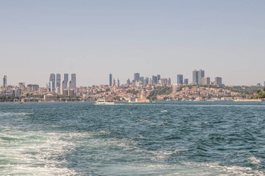 İstanbul Boğazı 'nın Büyüleyici Güzelliği. İstanbul' da yaz mevsiminde gezginler ve turistler için şehir sınırlarından feribot ile gelen Boğaz manzarası..