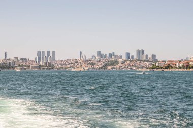 İstanbul Boğazı 'nın Büyüleyici Güzelliği. İstanbul' da yaz mevsiminde gezginler ve turistler için şehir sınırlarından feribot ile gelen Boğaz manzarası..