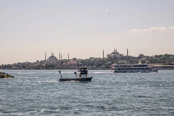 İstanbul Boğazı 'nın Büyüleyici Güzelliği. İstanbul' da yaz mevsiminde gezginler ve turistler için şehir sınırlarından feribot ile gelen Boğaz manzarası..