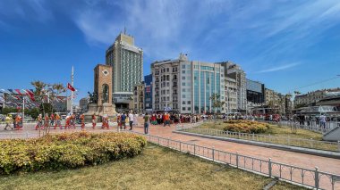 Beyoğlu, İstanbul, Türkiye. 7 Temmuz 2023. Beyoğlu bölgesi. Taksim Meydanı, İstiklal Caddesi ve Nostaljik Kızıl Tramvay. İstanbul 'un Kalbindeki İkonik Yerler