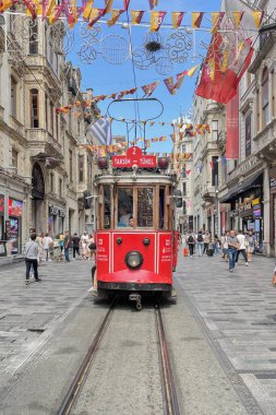 Beyoğlu, İstanbul, Türkiye. 7 Temmuz 2023. Beyoğlu bölgesi. Taksim Meydanı, İstiklal Caddesi ve Nostaljik Kızıl Tramvay. İstanbul 'un Kalbindeki İkonik Yerler