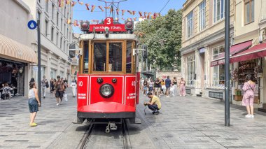Beyoğlu, İstanbul, Türkiye. 7 Temmuz 2023. Beyoğlu bölgesi. Taksim Meydanı, İstiklal Caddesi ve Nostaljik Kızıl Tramvay. İstanbul 'un Kalbindeki İkonik Yerler