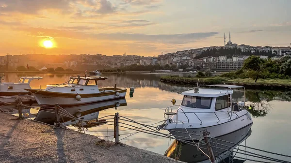 Eyup Istanburg Turkey 2023年7月11日閲覧 夢の都市イスタンブール ボートでアイアップ地区のゴールデンホーン海岸からの朝の景色 — ストック写真