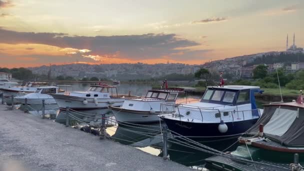 土耳其 伊斯坦布尔 2023年7月11日 梦之城伊斯坦布尔从Eyup区金角湾海岸坐船的晨景 — 图库视频影像