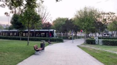 Eyup, istanbul, Türkiye. 11 Temmuz 2023. İstanbul 'u hayal et. Eyup bölgesindeki Golden Horn kıyısından sabah manzarası tramvay hattıyla.