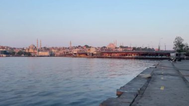 Karaköy, İstanbul, Türkiye. 11 Temmuz 2023. Rüya Şehri İstanbul, Karaköy kıyıları, sabah. Deniz ulaşımı ve eski şehir manzarası. Boğaz.