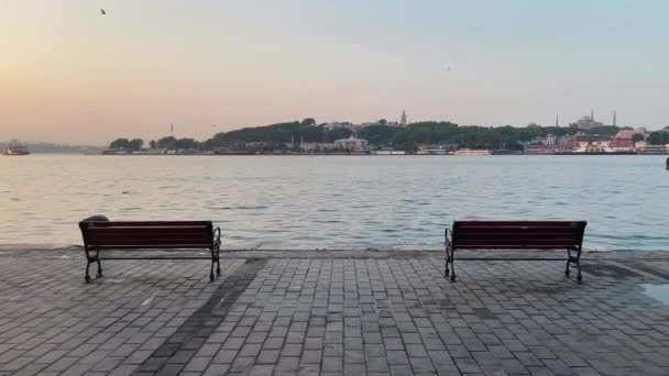 土耳其 伊斯坦布尔 卡拉科伊 2023年7月11日 梦之城伊斯坦布尔 卡拉科伊地区的海岸在早上 海运和旧城景观 博斯普鲁斯 — 图库视频影像