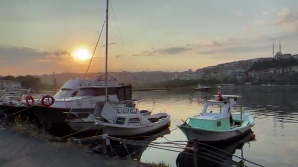 土耳其 伊斯坦布尔 2023年7月11日 梦之城伊斯坦布尔从Eyup区金角湾海岸看到的带有船的晨景 破碎的镜头效果 — 图库视频影像