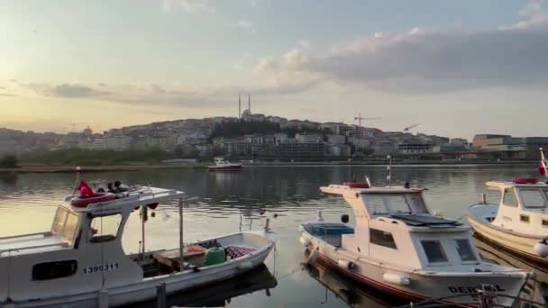 土耳其 伊斯坦布尔 2023年7月11日 梦之城伊斯坦布尔从Eyup区金角湾海岸看到的带有船的晨景 破碎的镜头效果 — 图库视频影像