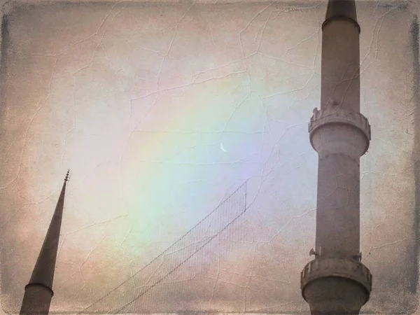 早上还早着呢 清真寺尖塔和新月形月亮 — 图库照片
