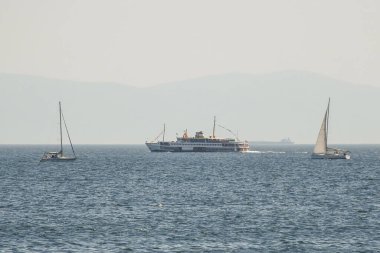 İstanbul hindisi. 15 Temmuz 2023. Marmara bölgesinin iç denizi olan Marmara Denizi, adaları ile popülerdir. Marmara Denizi 'nin sıcak ve sisli yaz mevsiminde iç kesimlere ulaşım ile büyüleyici görüntüsü.