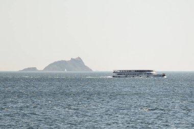 İstanbul hindisi. 15 Temmuz 2023. Marmara bölgesinin iç denizi olan Marmara Denizi, adaları ile popülerdir. Marmara Denizi 'nin sıcak ve sisli yaz mevsiminde iç kesimlere ulaşım ile büyüleyici görüntüsü.