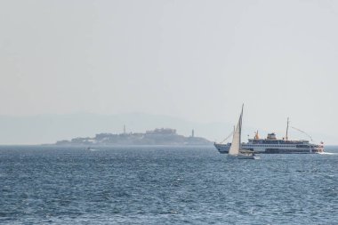 İstanbul hindisi. 15 Temmuz 2023. Marmara bölgesinin iç denizi olan Marmara Denizi, adaları ile popülerdir. Marmara Denizi 'nin sıcak ve sisli yaz mevsiminde iç kesimlere ulaşım ile büyüleyici görüntüsü.