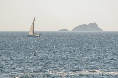 İstanbul hindisi. 15 Temmuz 2023. Marmara bölgesinin iç denizi olan Marmara Denizi, adaları ile popülerdir. Marmara Denizi 'nin sıcak ve sisli yaz mevsiminde iç kesimlere ulaşım ile büyüleyici görüntüsü.
