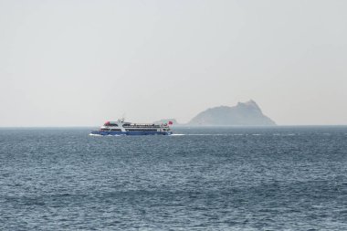 İstanbul hindisi. 15 Temmuz 2023. Marmara bölgesinin iç denizi olan Marmara Denizi, adaları ile popülerdir. Marmara Denizi 'nin sıcak ve sisli yaz mevsiminde iç kesimlere ulaşım ile büyüleyici görüntüsü.