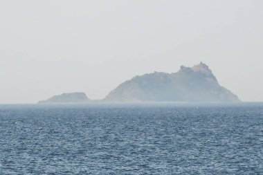 İstanbul hindisi. 15 Temmuz 2023. Marmara bölgesinin iç denizi olan Marmara Denizi, adaları ile popülerdir. Marmara Denizi 'nin sıcak ve sisli yaz mevsiminde iç kesimlere ulaşım ile büyüleyici görüntüsü.