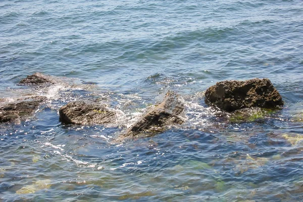 Rotsen Zee Een Achtergrond Rotskust Zee Close Van Stenen — Stockfoto