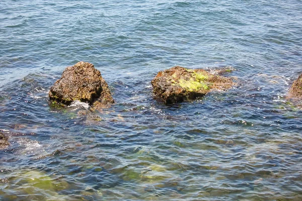 Rotsen Zee Een Achtergrond Rotskust Zee Close Van Stenen — Stockfoto