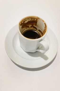 Arka planda beyaz bir fotografta bir fincan kahve. Geleneksel Türk kahvesi.