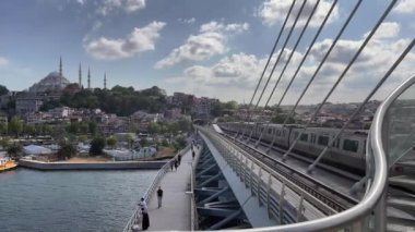Haliç, istanbul, Türkiye. 2 Ağustos 2023 İstanbul 'un Altın Boynuz Metro Köprüsü' nden Büyüleyici Manzarası. İstanbul Panoraması. Golden Horn Metro Köprüsü 'nden büyüleyici bir bakış.