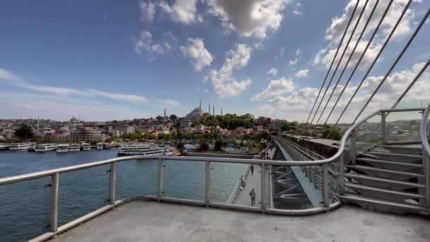 2023年8月2日在金角桥上俯瞰伊斯坦布尔的迷人景色 迷人的伊斯坦布尔全景金角桥上闪烁着轻盈的光芒 — 图库视频影像