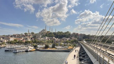 Haliç, istanbul, Türkiye. 2 Ağustos 2023 İstanbul 'un Altın Boynuz Metro Köprüsü' nden Büyüleyici Manzarası. İstanbul Panoraması. Golden Horn Metro Köprüsü 'nden büyüleyici bir bakış.