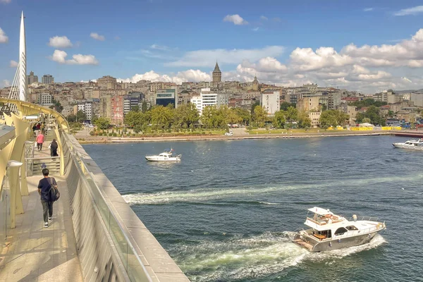 Haliç, istanbul, Türkiye. 2 Ağustos 2023 İstanbul 'un Altın Boynuz Metro Köprüsü' nden Büyüleyici Manzarası. İstanbul Panoraması. Golden Horn Metro Köprüsü 'nden büyüleyici bir bakış.