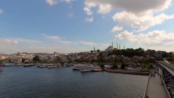 2023年8月2日在金角桥上俯瞰伊斯坦布尔的迷人景色 迷人的伊斯坦布尔全景金角桥上闪烁着轻盈的光芒 — 图库视频影像