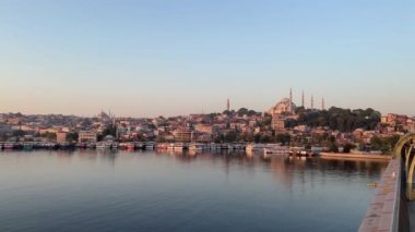 Haliç, istanbul, Türkiye. 2 Ağustos 2023 İstanbul 'un Altın Boynuz Metro Köprüsü' nden Büyüleyici Manzarası. İstanbul Panoraması. Golden Horn Metro Köprüsü 'nden büyüleyici bir bakış.