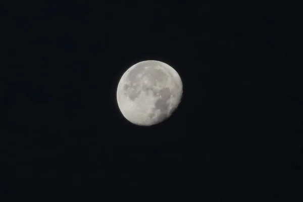 月衣在夜间显示月球表面的细节 满月在黑色背景下与截断路径隔离 靠近点 — 图库照片
