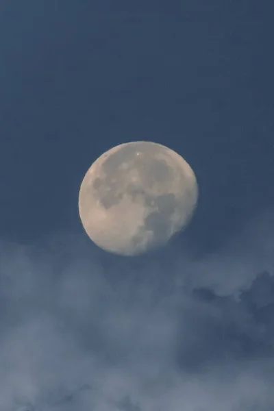 月のクローズアップ 夜に月の表面の詳細を表示します クリッピングパスで黒い背景に隔離されたフルムーン クローズアップ — ストック写真