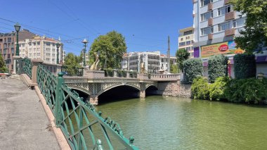 Eskisehir, Türkiye. 5 Ağustos 2023 Eskişehir 'de Turistik Yerler ve Eğlenceli Faaliyetler Keşfediyor. Tarih, Kültür ve Doğayla Dolu Bir Şehir Deneyimi. Porsuk Deresi 'nin yanındaki şehir merkezinde günlük yaşam..