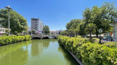 Eskisehir, Türkiye. 5 Ağustos 2023 Eskişehir 'de Turistik Yerler ve Eğlenceli Faaliyetler Keşfediyor. Tarih, Kültür ve Doğayla Dolu Bir Şehir Deneyimi. Porsuk Deresi 'nin yanındaki şehir merkezinde günlük yaşam..