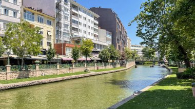 Eskisehir, Türkiye. 5 Ağustos 2023 Eskişehir 'de Turistik Yerler ve Eğlenceli Faaliyetler Keşfediyor. Tarih, Kültür ve Doğayla Dolu Bir Şehir Deneyimi. Porsuk Deresi 'nin yanındaki şehir merkezinde günlük yaşam..