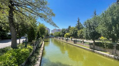 Eskisehir, Türkiye. 5 Ağustos 2023 Eskişehir 'de Turistik Yerler ve Eğlenceli Faaliyetler Keşfediyor. Tarih, Kültür ve Doğayla Dolu Bir Şehir Deneyimi. Porsuk Deresi 'nin yanındaki şehir merkezinde günlük yaşam..