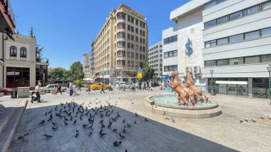 Eskisehir, Türkiye. 5 Ağustos 2023 Eskişehir 'de Turistik Yerler ve Eğlenceli Faaliyetler Keşfediyor. Tarih, Kültür ve Doğayla Dolu Bir Şehir Deneyimi. Porsuk Deresi 'nin yanındaki şehir merkezinde günlük yaşam..