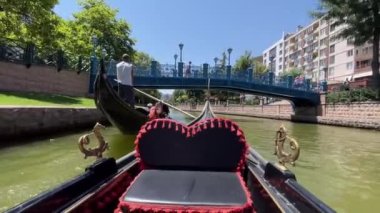 Eskisehir, Türkiye. 5 Ağustos 2023 Eskişehir 'de Turistik Yerler ve Eğlenceli Faaliyetler Keşfediyor. Tarih, Kültür ve Doğayla Dolu Bir Şehir Deneyimi. Porsuk deresi yakınlarındaki şehir merkezinde günlük hayat. Gondolla gezmek..