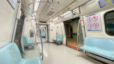 Türkiye, İstanbul. 15 Ağustos 2023. Sabahın erken saatleri. İstanbul metrosu. Yenikap durağındaki metro treni. Trenden dahili görüntü.