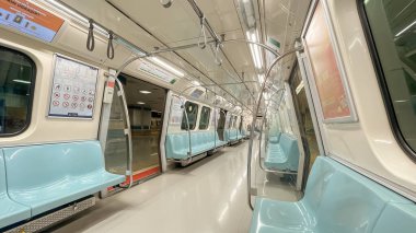 Türkiye, İstanbul. 15 Ağustos 2023. Sabahın erken saatleri. İstanbul metrosu. Yenikap durağındaki metro treni. Trenden dahili görüntü.
