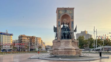 İstanbul 'un Kalbindeki İstanbul, Türkiye' de 25 Ağustos 2023 Eğlence ve Kültür Merkezi. Taksim Meydanı. Taksim Cumhuriyet Anıtı.