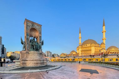 İstanbul 'un Kalbindeki İstanbul, Türkiye' de 25 Ağustos 2023 Eğlence ve Kültür Merkezi. Taksim Meydanı. Taksim Cumhuriyet Anıtı ve Taksim Camii.