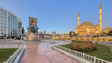 İstanbul 'un Kalbindeki İstanbul, Türkiye' de 25 Ağustos 2023 Eğlence ve Kültür Merkezi. Taksim Meydanı. Taksim Cumhuriyet Anıtı ve Taksim Camii.