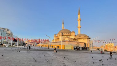 İstanbul 'un Kalbindeki İstanbul, Türkiye' de 25 Ağustos 2023 Eğlence ve Kültür Merkezi. Taksim Meydanı. Taksim Camii.