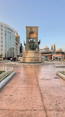 İstanbul 'un Kalbindeki İstanbul, Türkiye' de 25 Ağustos 2023 Eğlence ve Kültür Merkezi. Taksim Meydanı. Taksim Cumhuriyet Anıtı.