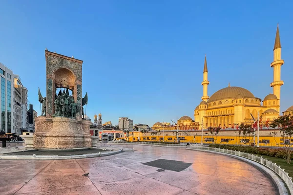 İstanbul 'un Kalbindeki İstanbul, Türkiye' de 25 Ağustos 2023 Eğlence ve Kültür Merkezi. Taksim Meydanı. Taksim Cumhuriyet Anıtı.