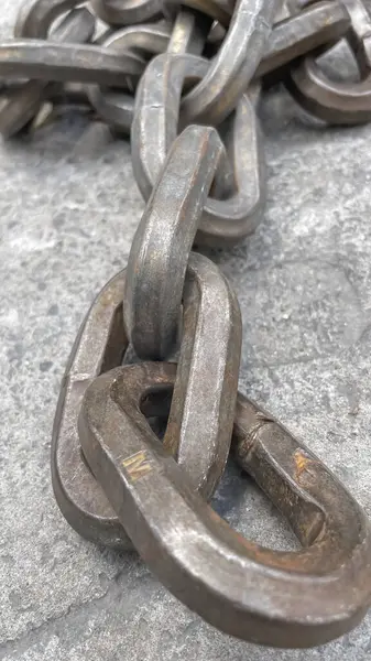 Old Rusty Chain Concrete Background Close Selective Focus — Stock Photo, Image