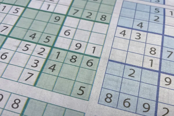 Close Uma Mesa Com Números Quebra Cabeça Palavras Cruzadas Sudoku — Fotografia de Stock