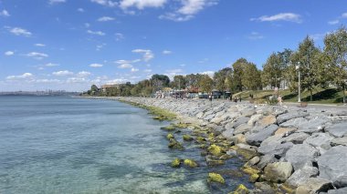 Florya, istanbul, Türkiye. 10.2023 Florya sahili ve Marmara Denizi, yürüme alanları ve yeşil doğasıyla İstanbul 'un en nezih bölgelerinden biri..