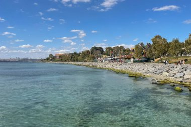 Florya, istanbul, Türkiye. 10.2023 Florya sahili ve Marmara Denizi, yürüme alanları ve yeşil doğasıyla İstanbul 'un en nezih bölgelerinden biri..