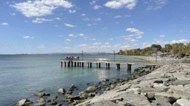 Florya, istanbul, Türkiye. 10.2023 Florya sahili ve Marmara Denizi, yürüme alanları ve yeşil doğasıyla İstanbul 'un en nezih bölgelerinden biri..